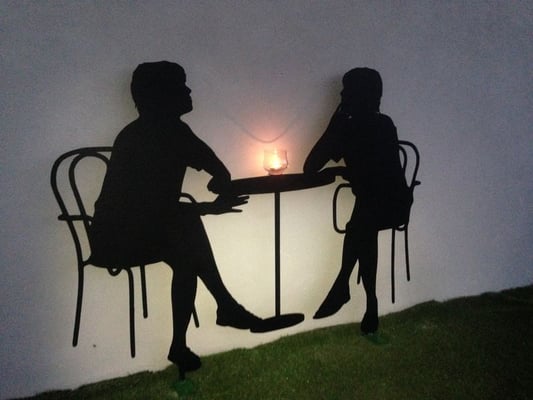 un couple sous une pergola