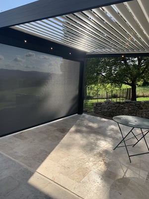 Agrandissez votre habitation en toute élégance avec la pergola bioclimatique. Cette pergola vous offre la possibilité de profiter d'une pièce en plus dans votre jardin quasiment toute l'année. Grace à sa toiture d'une résistance à la charge de 300kg/m2.