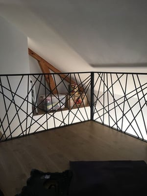 Garde corps en fer forgé artisanal pour balcon intérieur sur mesure.