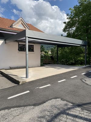 Adossé à la maison, 2 poteaux uniquement sur 7m de portée, garantie 10 ans, sur la Roche sur Foron en Haute Savoie.