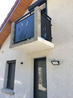 Protection fenêtre balcon avec garde corps en fer forgé sur mesure artisanal.