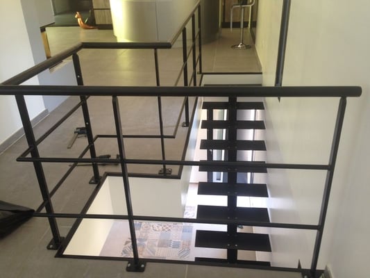 Garde corps sur mesure robuste en fer forgé fabriqué artisanalement.