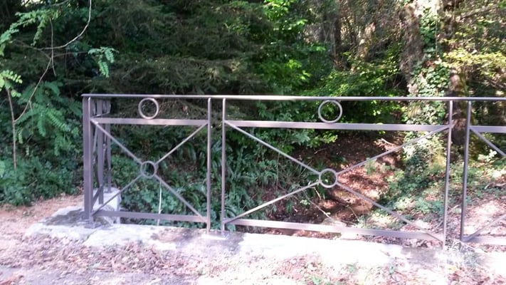 Artisan de Grenoble réalisant des gardes corps en fer forgé.