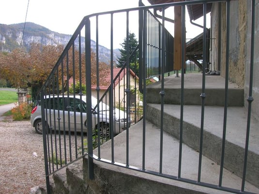 Garde corps sur mesure en fer forgé découpé artisanalement.