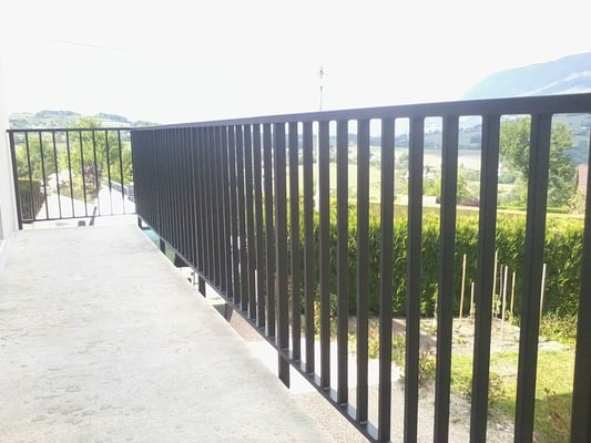 Garde corps métallique en fer forgé sur mesure, travail artisanal sur mesure.