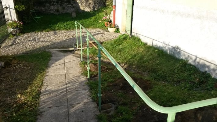 Garde corps sécurisant en fer forgé, conception artisanale sur mesure.