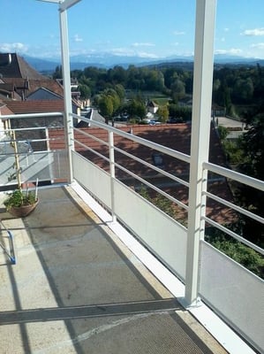 Artisan grenoblois fabriquant un garde corps en fer forgé sur mesure.