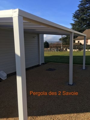 Un abri de voiture, Carport autoporté sans percer la façade avec isolant a été posé en appui contre la maison.