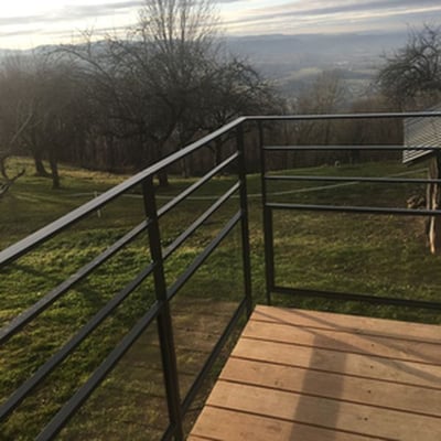 Garde-corps élégant en fer forgé, fabrication artisanale, réalisé sur mesure.