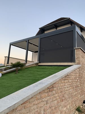 La pergola bio climatique constitue une alternative intéressante au store lorsque l'on cherche à se protéger efficacement de la chaleur et du soleil tout en profitant au mieux de sa terrasse. Réalisation secteur la Tour du Pin