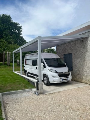 carport camping car adossé ou autoporté à Pont de Beauvoisin. Esthétique et robuste qui nécessite aucun entretien. Abri Savoie.