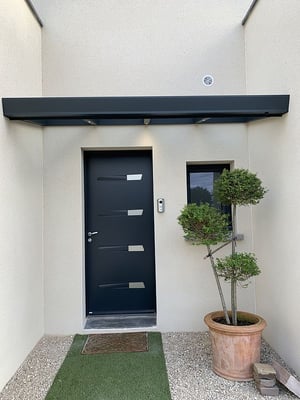 Auvent sur mesure en aluminium, une matière légère, résistante, durable et renouvelable.