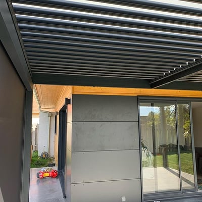 La pergola bioclimatique est équipé d'une motorisation qui permet d'ouvrir et de refermer les lames en aluminium qui la composent. Vous aurez un contrôle sur les éléments climatiques. Réalisation St julien en Genevois