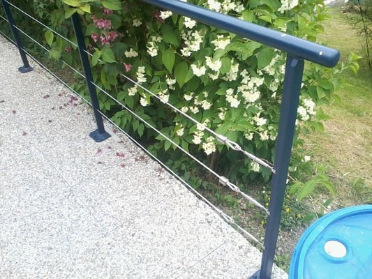 Garde-corps de sécurité en fer forgé artisanal, conçu sur mesure.