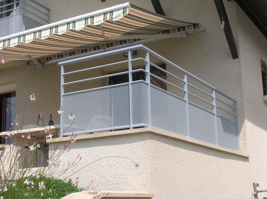 Garde corps en fer forgé style traditionnel, fabrication artisanale sur mesure.