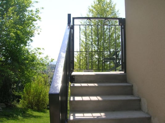 Garde corps en fer forgé fabriqué artisanalement selon les dimensions sur mesure.