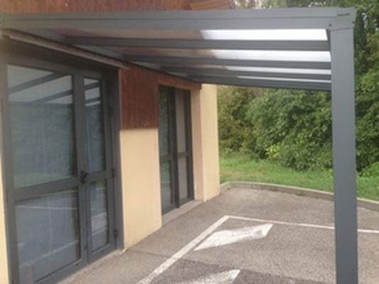 Un abris de fumeur, pour des batiments sans fumée