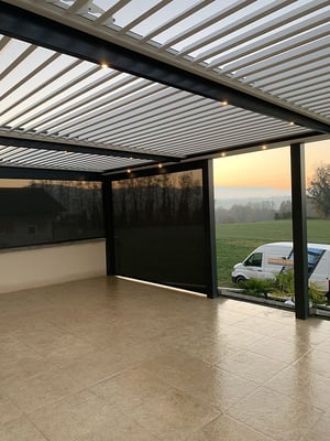 Store zip, LED, lames orientables, tout le confort pour profiter de vos extérieurs.3 modules indépendants pour un confort optimal toute l'année. Réalisation secteur Pont de Beauvoisin