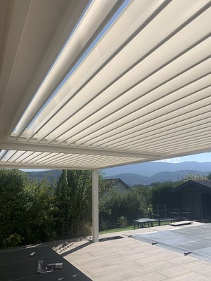 Quelle pergola bioclimatique choisir: fixée au mur, sur 4 pieds avec des lames orientables parallèles ou perpendiculaires.
