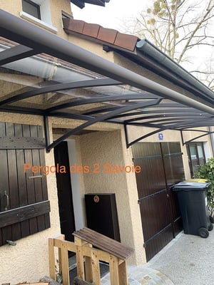 Auvent aluminium suspendu, très haute résistance aux intempéris et qui protége votre fenètre, votre porte d'entrée et votre porte de garage.