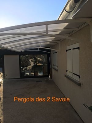 Auvent pergola, une structure sans poteaux pour aménager vos espaces extérieurs. Jusqu'à 3,5M d'avancée.