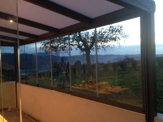 St Laurent du Pont, La lumière qui rentre dans le jardin d'hiver a travers les verres securit de 10mm coulissants