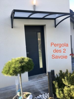 Une marquise design en aluminium sur mesure, pour porte d'entrée et protège votre perron