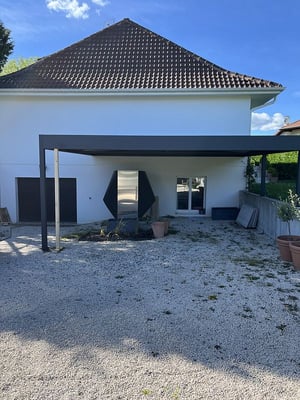 Votre abri voiture à toiture plate, ou double pente, chaque modèle comporte son lot d'avantages et d’inconvénients. Spécialiste de la pergola, des carports nous vous guiderons.