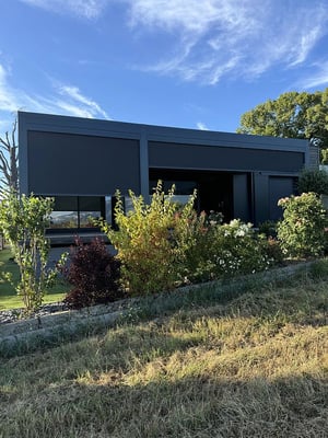 Pergola bioclimatique avec en façade des stores zip