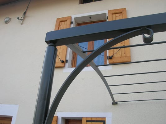 pose d'une pergola en fer forgé près de grenoble