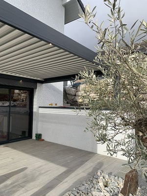 La pergola bioclimatique permet de maintenir des températures agréables, tout en valorisant l'éclairage naturel. Réalisation secteur Drumettaz