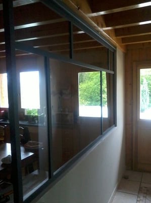 Une ouverture vitrée qui offre une nouvelle perspective sur le hall d'entrée