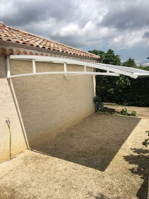 Un auvent de grande largeur qui protège toute la façade