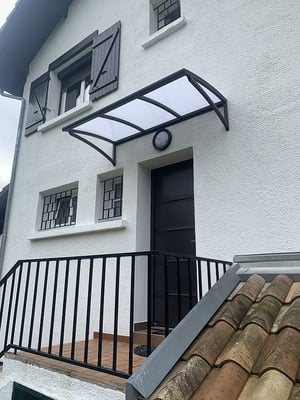 Toutes les marquises sont fabriquées en France avec une garantie de 10 ans. Marquise à toit plat ou cintrée, toiture tranparente ou opale blanc diffusant.