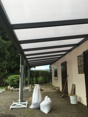 Un véritable Auvent Marquise fixé à la façade rajeunit le bâtiment et est devenu un lieu ou l'on apprécie la vie à l’extérieur.