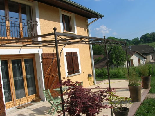 pose d'une pergola en fer forgé style élégante et chaleureuse