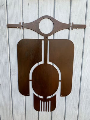 scooter en tôle rouillé