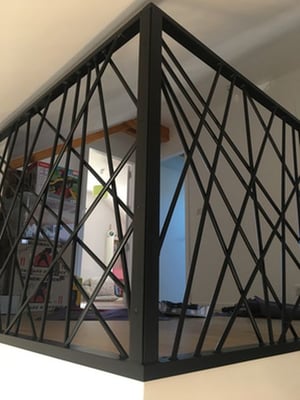 Élégant garde corps artisanal en fer forgé, fabriqué à Grenoble.