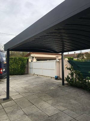 Un Carport en aluminium à toit plat, économique et esthétique, garantie 10 ans. Avec l'aluminium vous aurez une structure légère, résistante et sans entretien.