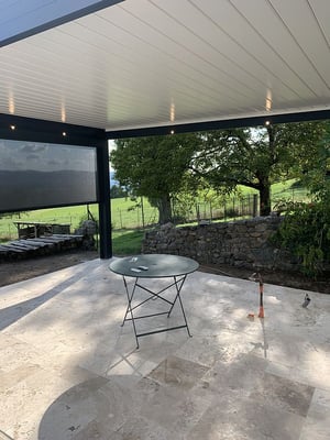 La pergola bioclimatique avec des parois vitrées coulissantes est une combinaison du store banne et de la véranda. Elle s'adapte à toutes les saisons pour profiter d'un petit coin confortable.