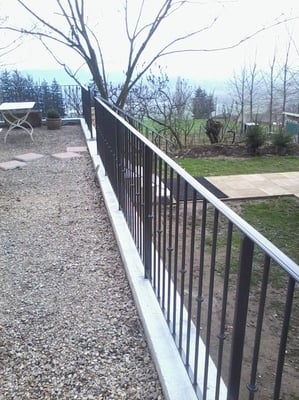 Garde-corps en fer forgé fabriqué sur mesure par un artisan.