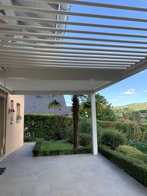 La pergola bioclimatique à manœuvre manuelle, facile à utiliser, les mèmes avantages que motorisée pour réguler vos besoins en énergies afin qu'il ne fasse jamais ni trop chaud ni trop froid. Réalisation secteur Aix les Bains