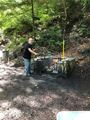 Und hier der Pierre. Wie immer, saubere Feuerstelle, sauberes Feuer, bereit zum z'Mittag