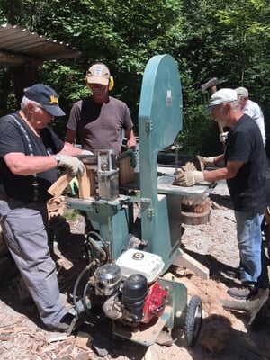 Und los geht es mit der Herstellung von gebrauchsfertigem Brennholz