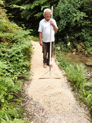 Bis jeweils hinauf zu Hans. Dort wurde entleert und Hans verteilte den Mergel fachgerecht. Anschliessend wurde mit der Vibrationsplatte der Mergel verdichtet (leider kein Foto Heiner😥)
