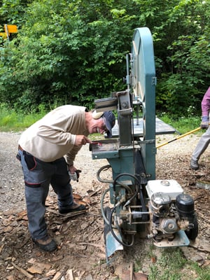 Und klar, der Walti wieder. Mit der Zahnbürste werden am Schluss die schweren Geräte auf Hochglanz gebracht.