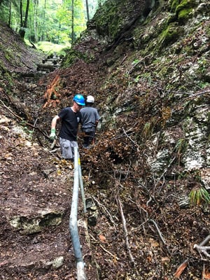 Chaos im Bachbett muss alles zusammengetragen werden