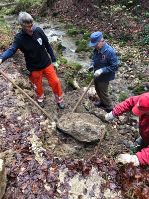Nun galt es, via Manneskraft, abgebrochene Felsstücke aus dem Bach zu holen und wieder zu positionieren