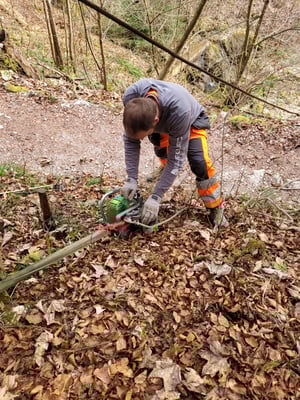Am 29.03.2022 wurde dann, unter der Führung von Stephan Flückiger, Werkhof Hägendorf, eine Seilbahn für den Transport von Werkzeug und Mergel installiert.