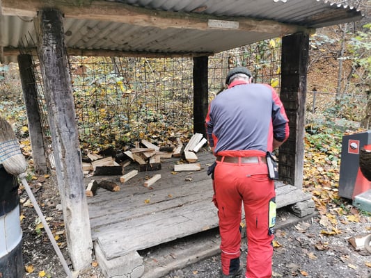 Leerer Holzunterstand beim Kiosk